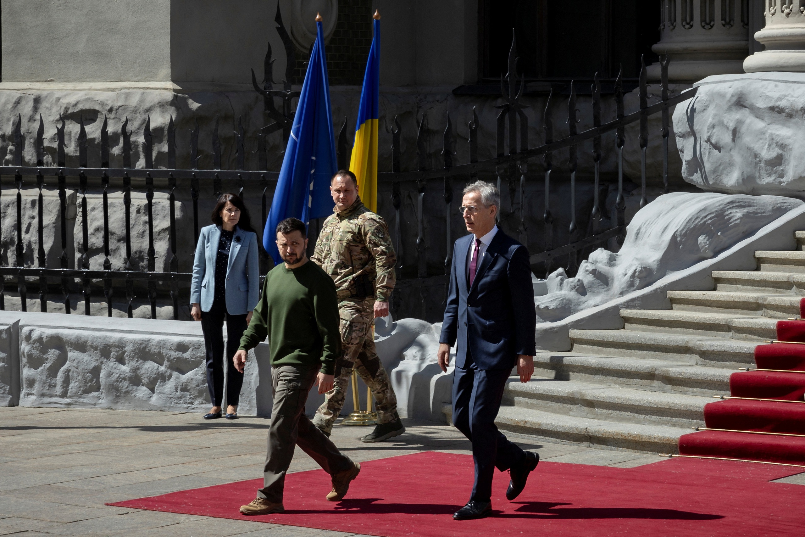 Ông Stoltenberg và ông Zelensky tại Kyiv hôm 29.4